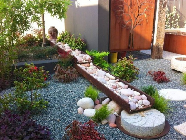 Look At These 11 Delightfull Garden Decorations With Pebbles