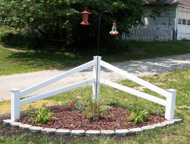 12 Corner Fence Decorations That Will Draw Everyone's Attention