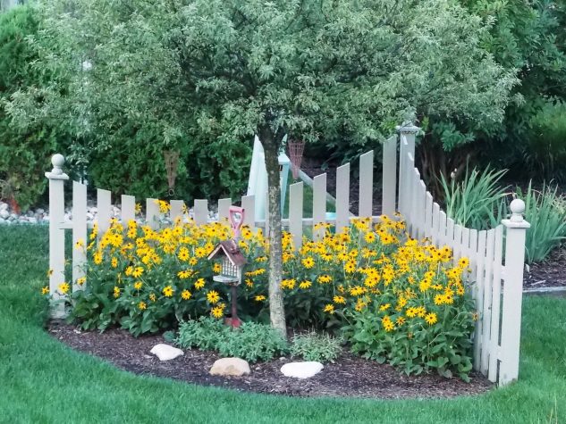 12 corner fence decorations that will draw everyone's